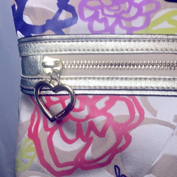 COACH Signature Daisy Appliqué Multicolor printed flower motif canvas tote. - Picture 5 of 15